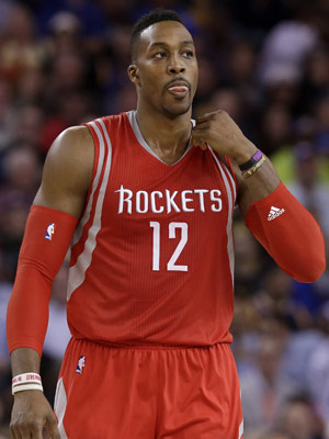 广东队在CBA俱乐部杯首战遭遇惨败，落后山西14分，外援表现不佳，失误频繁，防守被压制。