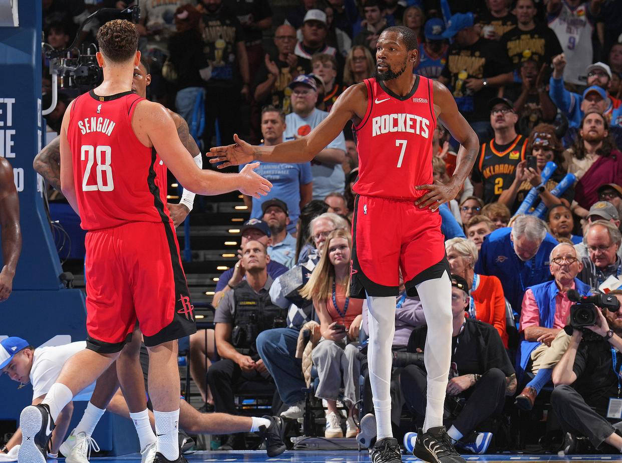 犹他爵士逆转击败篮网，豪取两连胜，马尔卡宁和乔治表现突出，篮网失误和外线投射不佳。